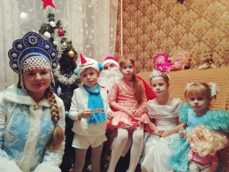 Вяземские активисты поздравили многодетные семьи с Новым годом.