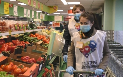 Волонтеры-вязьмичи доставляют пожилым людям продукты питания