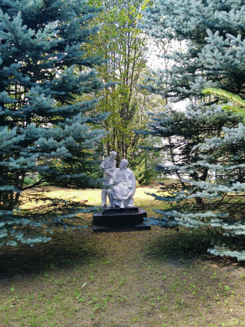 Сотрудники Вяземской механизированной дистанции инфраструктуры восстановили памятник К. Циолковскому