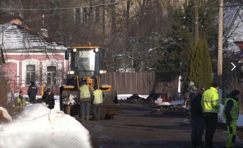 Подсыпка дорожного полотна с закреплением верхнего слоя была осуществлена в пятницу, 29 января, на улице III Интернационала.