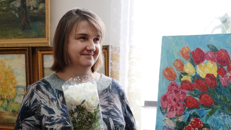 Сегодня в вяземском Литературном салоне открылась ее юбилейная персональная выставка.