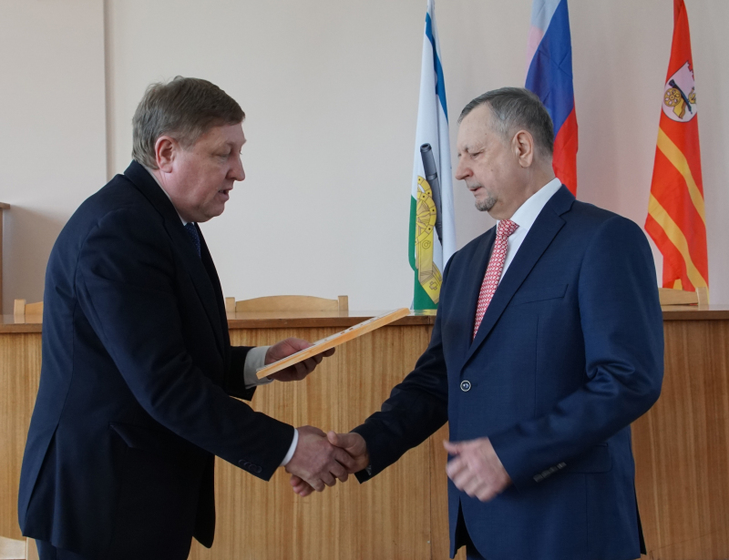 Почетной грамотой городского Совета депутатов награжден Вячеслав Иванович Алимов.