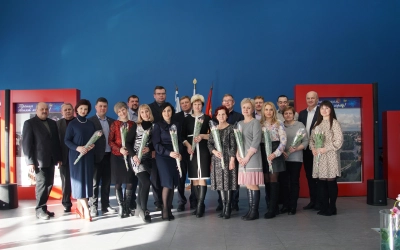 Мужчины-депутаты вяземского городского Совета депутатов поздравили прекрасную половину депутатского корпуса с наступающим праздником.