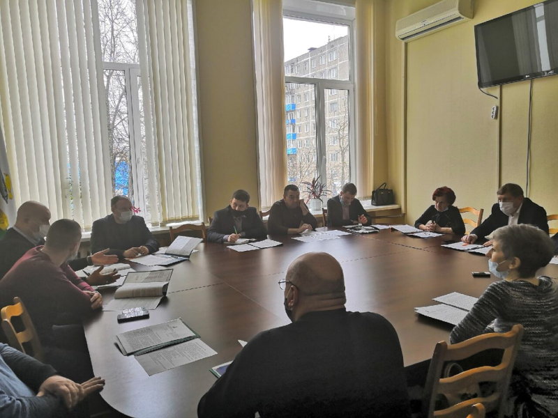 Несколько очень важных для города вопросов обсудили городские депутаты на заседании постоянной комиссии по вопросам ЖКХ, строительства, промышленности и транспорта 17 марта 2021 года.