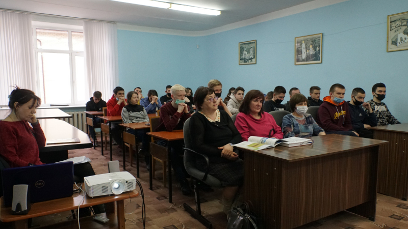 Презентация журнала «Атлас дружбы. Дороги Малой Родины: Портреты за один день» прошла 6 апреля в Вяземской Центральной районной библиотеке.