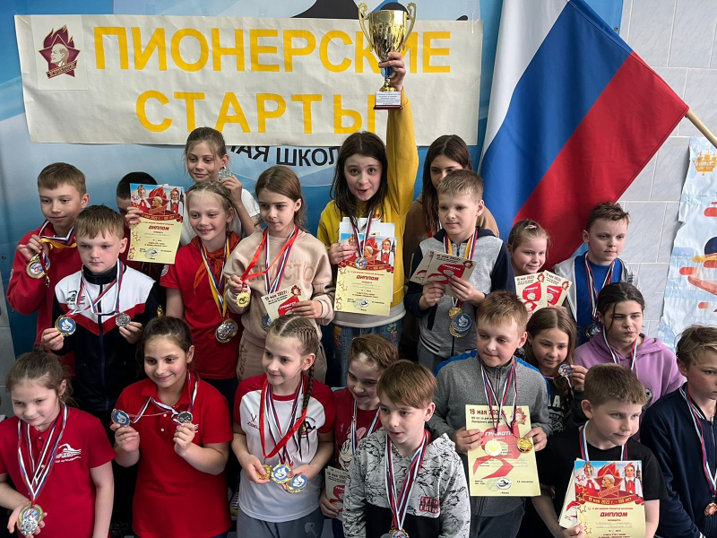 День пионерии отметила Вяземская школа по плаванию
