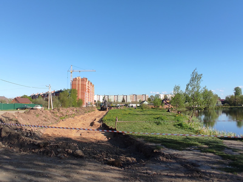 Продолжается благоустройство территории у озера по ул. Мира