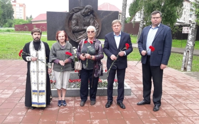 Церемония возложения цветов у мемориала в память о воинах, умерших от ран в госпиталях в годы Первой мировой и Великой Отечественной войн