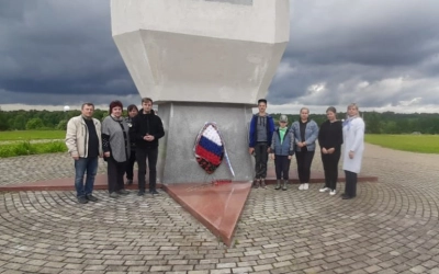 Возложение цветов на мемориале 