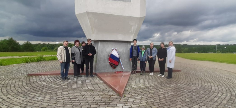 Возложение цветов на мемориале 