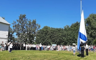 Белоснежный стяг Андреевского флага взмыл в небо над Хмелитой