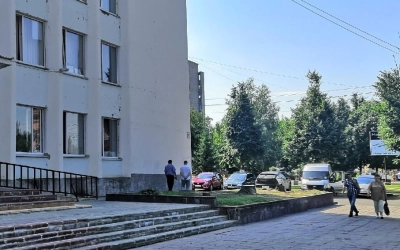 Старые ели у здания Администрации Вяземского района заменят на новые