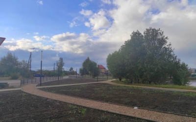 Благоустройство территории у озера по улице Мира продолжается