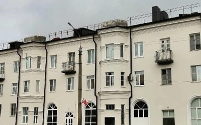 Ремонт фасада многоквартирного дома № 1/2 по улице Ленина продолжается