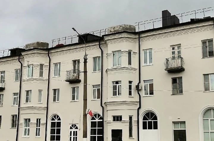 Ремонт фасада многоквартирного дома № 1/2 по улице Ленина продолжается