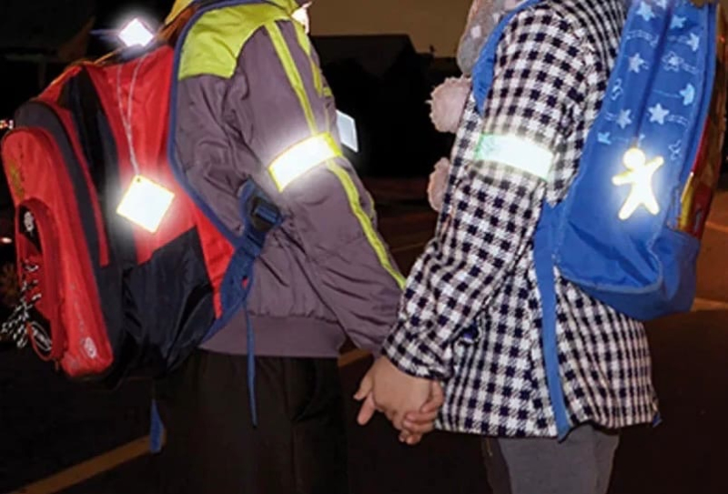 Уважаемые пешеходы! Обозначьте себя с помощью световозвращателя!