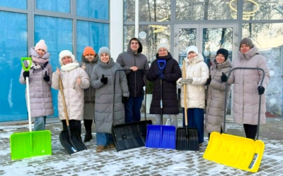 Сотрудники Вяземского информационного центра приняли участие в снежном субботнике