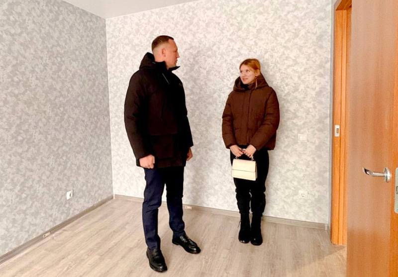 Глава Вяземского округа Олег Смоляков посмотрел, как устроились ребята, получившие жильё по программе для детей-сирот