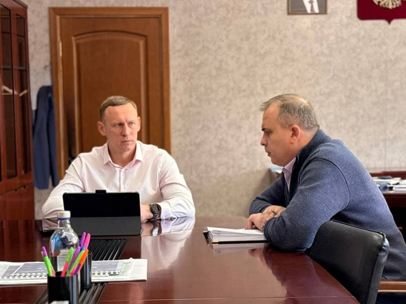 Глава Вяземского округа Олег Смоляков встретился с депутатом Вяземского окружного Совета Ренатом Чурбановым