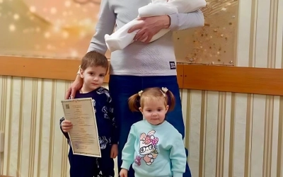 Папа — первый герой: Вяземский отдел ЗАГС поздравляет отцов с праздником