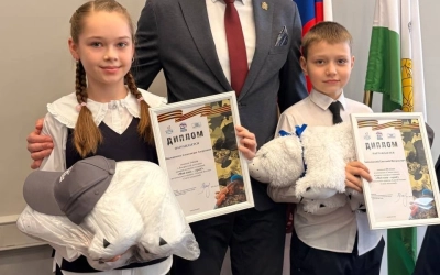 Глава Вяземского округа Олег Смоляков наградил победителей конкурса сочинений «Мой папа – герой!»