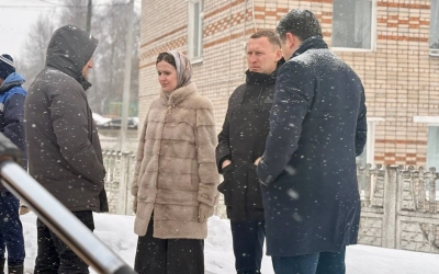 Глава Вяземского округа Олег Смоляков провёл совещание на месте прорыва трубы холодного водоснабжения на улице Кашена.