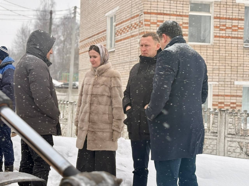 Глава Вяземского округа Олег Смоляков провёл совещание на месте прорыва трубы холодного водоснабжения на улице Кашена.