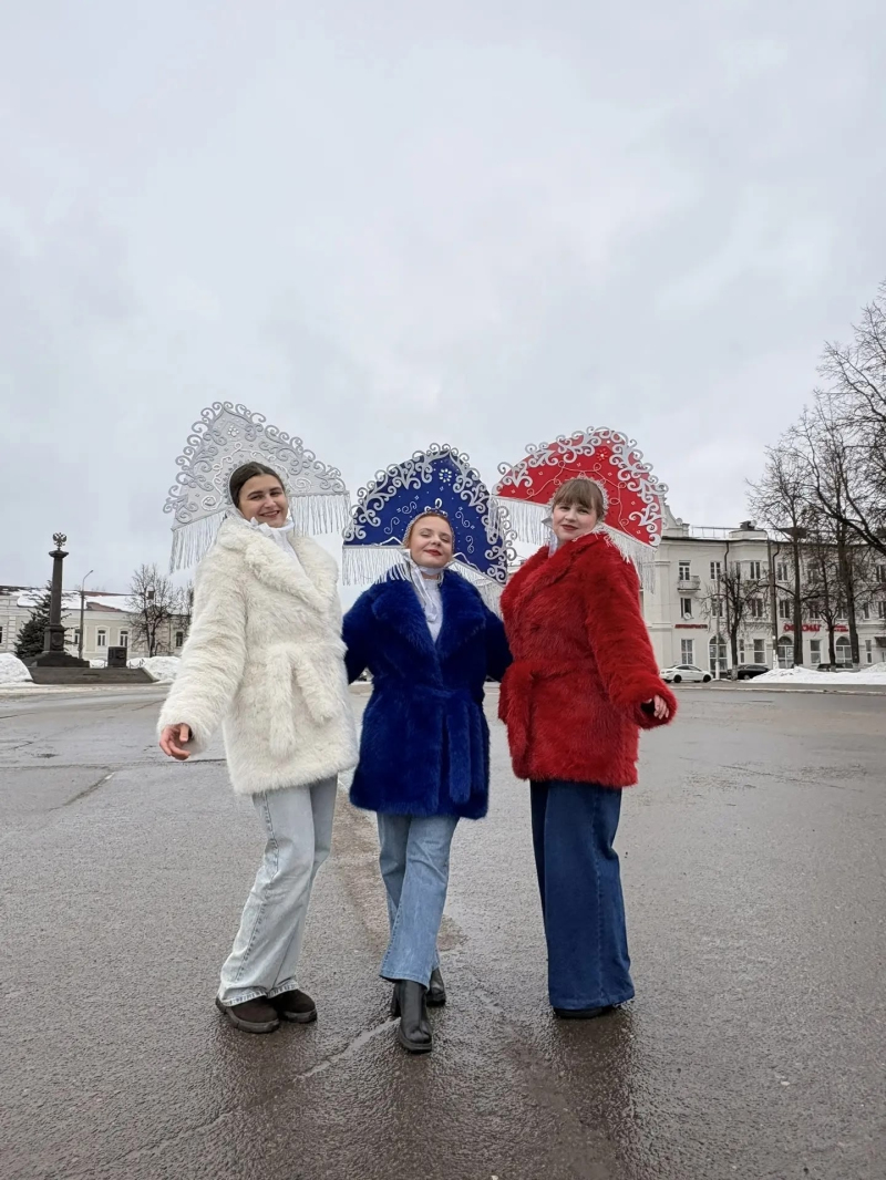 Коллектив Вяземского информационного центра принял участие в городском фестивале кокошников «Русский венец», организованном Вяземской детской художественной школой им А.Г. Сергеева.
