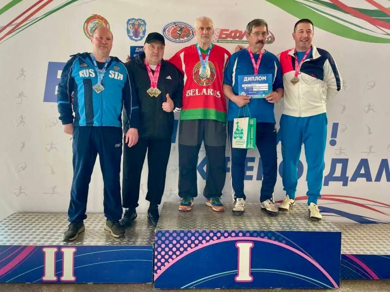На Открытом чемпионате Беларуси по лёгкой атлетике среди ветеранов в составе сборной команды России выступали трое наших спортсменов : Сергей Лобосов, Алексей Угодин и Евгений Микеев.