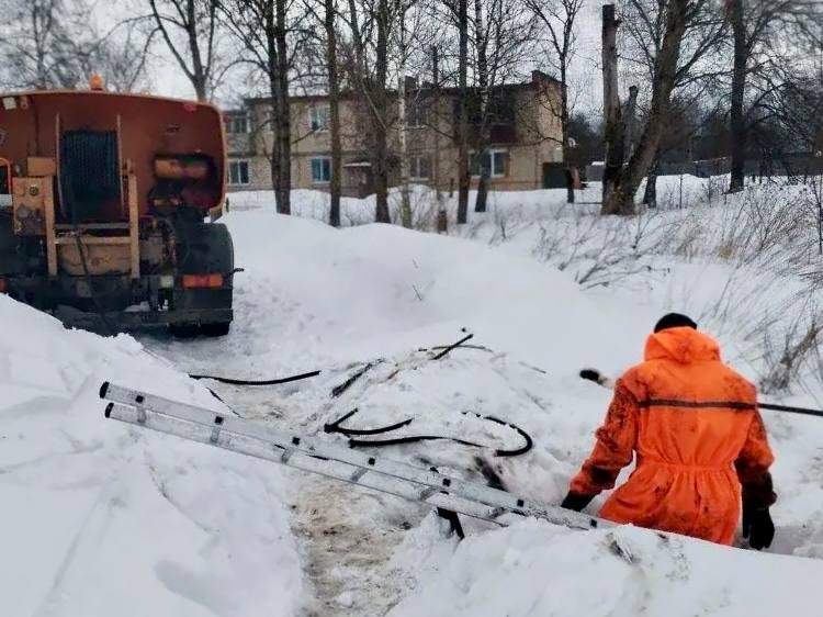 Коммунальными службами Вяземского округа за прошедшую неделю проведен комплекс работ по устранению аварийных ситуаций и плановому обслуживанию сетей водоснабжения и водоотведения.