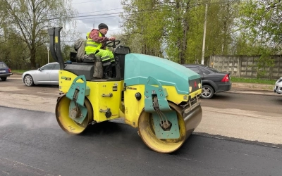Глава Вяземского округа Олег Смоляков проинформировал жителей о планах по ремонту дорог.