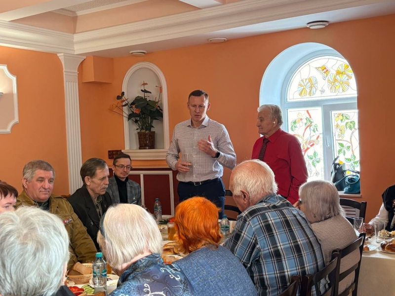 В День освобождения Вязьмы Глава округа Олег Смоляков встретился с Советом ветеранов Вяземского округа.