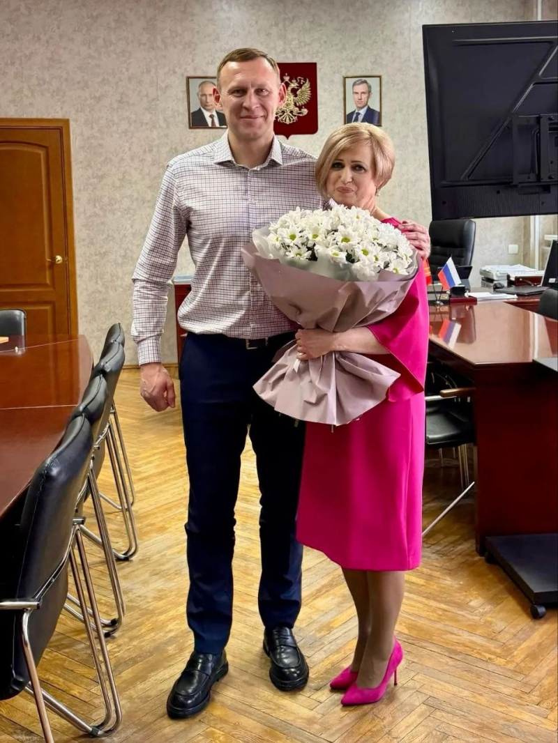 Глава Вяземского округа Олег Смоляков поздравил с юбилеем нашего специалиста, профессионала своего дела, ответственного за дошкольное образование Вяземского округа - Ольгу Алексееву.