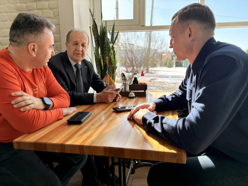 Глава Вяземского округа Олег Смоляков провел рабочую встречу с председателем Союза городов воинской славы Игорем Сунгуровым.