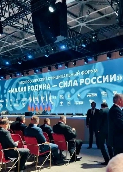 Глава Вяземского округа Олег Смоляков принимает участие в III Всероссийском муниципальном форуме «Малая родина — сила России» в составе команды Смоленской области.