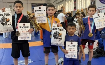 Вяземские борцы завоевали призовые места на открытом турнире по вольной борьбе в Калининграде