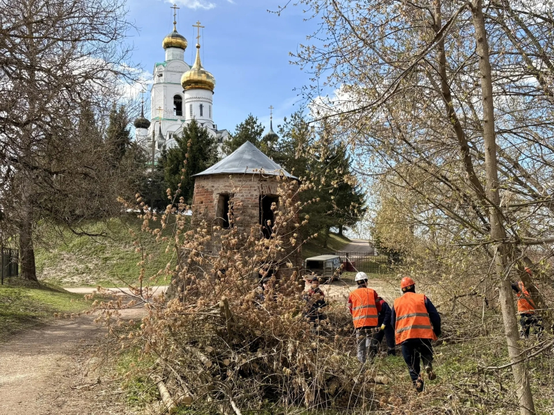 В Вяземском округе продолжается масштабная уборка памятных мест
