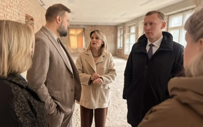 Глава округа Олег Смоляков посетил строительную площадку будущего молодёжного центра «Витамин» в Вяземском округе.