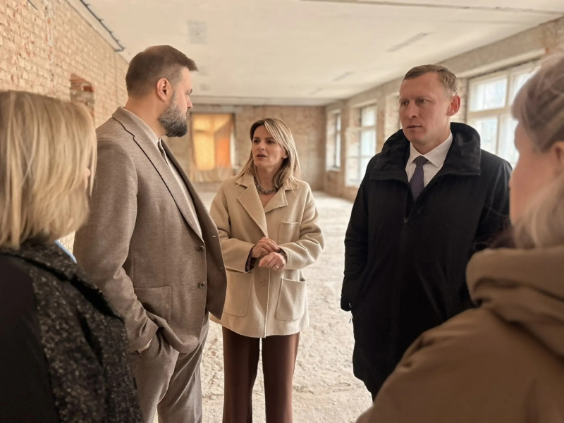 Глава округа Олег Смоляков посетил строительную площадку будущего молодёжного центра «Витамин» в Вяземском округе.