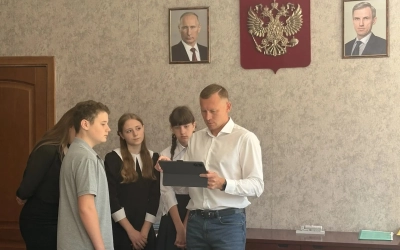 Глава Вяземского округа Олег Смоляков встретился с учениками и преподавателем Вяземской детской художественной школы им. А.Г Сергеева Алексеем Ионкиным