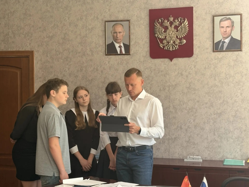 Глава Вяземского округа Олег Смоляков встретился с учениками и преподавателем Вяземской детской художественной школы им. А.Г Сергеева Алексеем Ионкиным