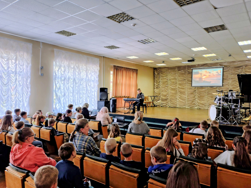 Праздник музыки и детства: воспитанники Вяземской ДШИ подарили концерт школьникам