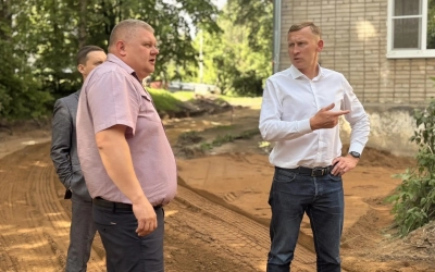 Глава Вяземского округа Олег Смоляков провел осмотр городских территорий и проконтролировал ход работ на ряде объектов