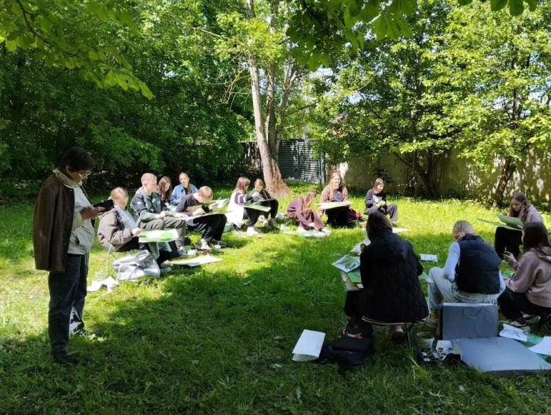 Палитра лета: юные вяземские художники на пленэре