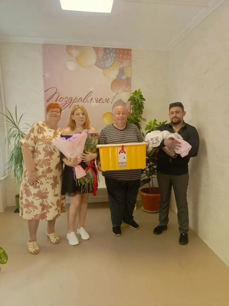 Поддержка молодых родителей: «Подарок новорожденному» получила семья из Вяземского округа