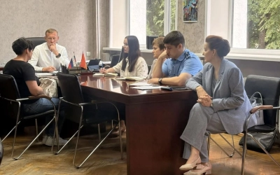 Глава Вяземского округа Олег Смоляков провел встречу с жителями, пострадавшими в результате падения обломков беспилотника ВСУ на дома в Вязьме