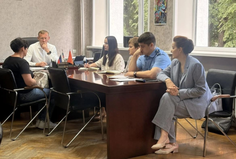 Глава Вяземского округа Олег Смоляков провел встречу с жителями, пострадавшими в результате падения обломков беспилотника ВСУ на дома в Вязьме