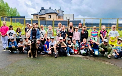 В школе №3 для детей из лагеря провели встречу с кинологами