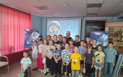 Четвероногие покорители космоса: в библиотеке открылась выставка «Разведчики космических трасс»