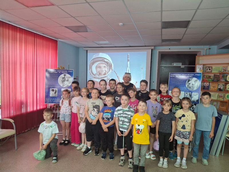 Четвероногие покорители космоса: в библиотеке открылась выставка «Разведчики космических трасс»